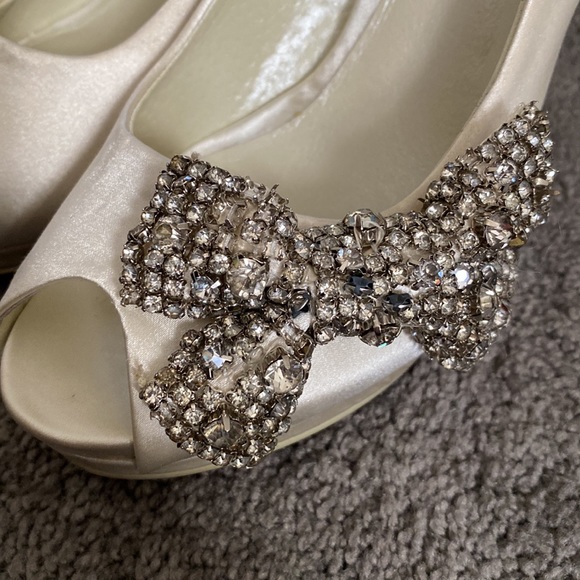 Menbur Ivory Satin Open Toed Platform Heel w/Rhinestone bow details - Picture 5 of 7